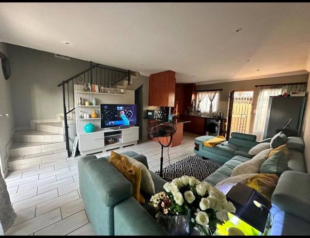 3 BEDROOM TOWNHOUSE FOR SALE IN ANNLIN